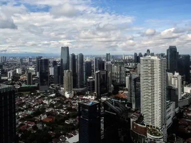 Lanskap permukiman penduduk dan gedung bertingkat di Jakarta, Minggu (28/11/2021). Direktur Perumahan dan Permukiman Kementerian PPN/Bappenas Tri Dewi Virgiyanti mengatakan tren penduduk yang tinggal di perkotaan diproyeksikan terus mengalami peningkatan. (Liputan6.com/Johan Tallo)