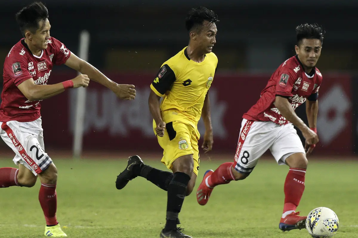 Gelandang Bhayangkara FC, Muhammad Hargianto, berusaha melewati gelandang Bali United, Sutanto Tan, pada laga Piala Presiden 2019. (Bola.com/Yoppy Renato)