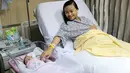 Anak pertama pasangan ini lahir melalui proses caesar pada hari Sabtu (23/4/2016) sekitar pukul 21.23 WIB di Rumah Sakit YPK Mandiri, Menteng, Jakarta Pusat. (Adrian Putra/Bintang.com)