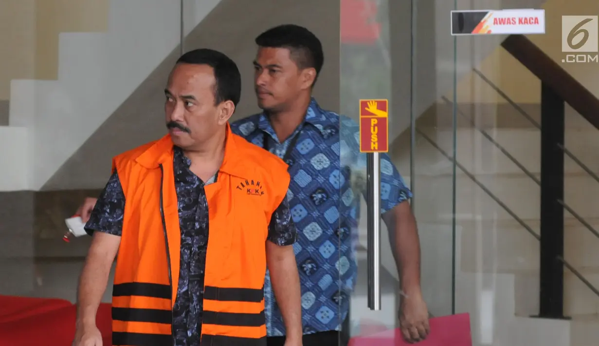 Wali Kota Blitar nonaktif Muhammad Samanhudi Anwar usai pemeriksaan di Gedung KPK, Kamis (26/7). Samanhudi diperiksa sebagai tersangka untuk melengkapi berkas kasus suap ijon proyek pembangunan sekolah lanjutan pertama di Blitar  (Merdeka.com/Dwi Narwoko)