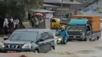 Sejumlah sungai meluap dan air membanjiri pemukiman warga.