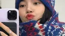 <p>Lisa melakukan mirror selfie sambil mengenakan beanie hat dan syal berwarna senada. Blackpink saat ini sedang sibuk melakukan tour keliling Eropa. (Instagram/@lalalalisa_m)</p>