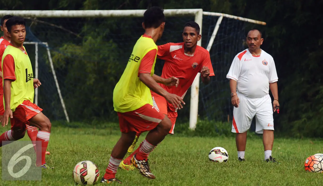 Gelandang Persija, Rafid Lestaluhu (kedua kanan) berusaha melewati rekannya saat latihan di NYTC Sawangan, Depok (24/2/2016). Latihan ini persiapan Persija mengarungi turnamen Piala Bhayangkara dan ISC 2016. (Liputan6.com/Helmi Fithriansyah)