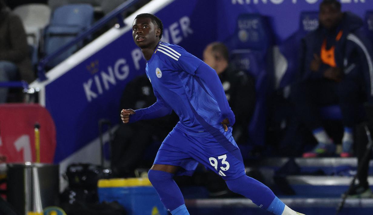 Pemain Leicester, Jeremy Monga melakukan debut bersama timnya dengan tanpa menggunakan sponsor pada jersenya dalam laga lanjutan Liga Inggris 2024/2025 melawan Newcastle di King Power Stadium, Leicester, Inggris, Senin (07/04/2025) waktu setempat. (AFP/Darren Staples)