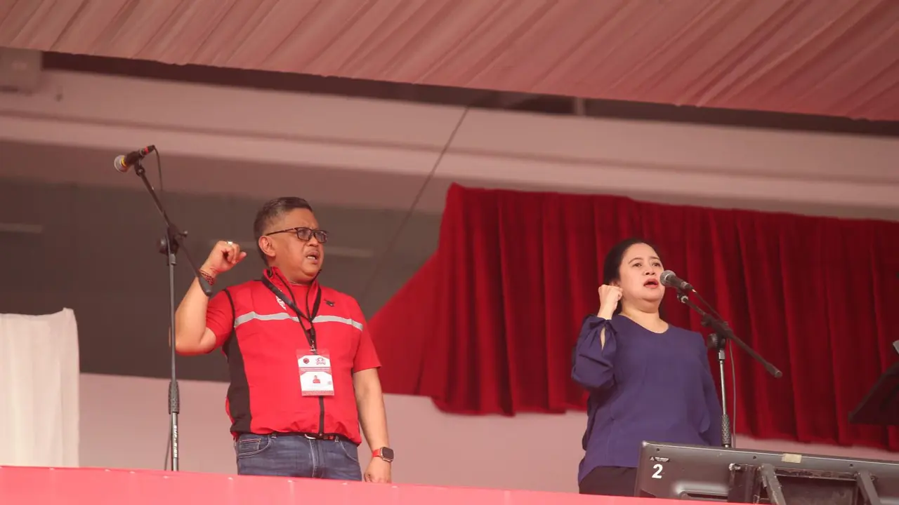 Sekjen PDIP Hasto Kristiyanto dan Ketua DPP PDIP Puan Maharani dalam gladi bersih acara puncak Bulan Bung Karno di GBK, Jumat (23/6/2023).