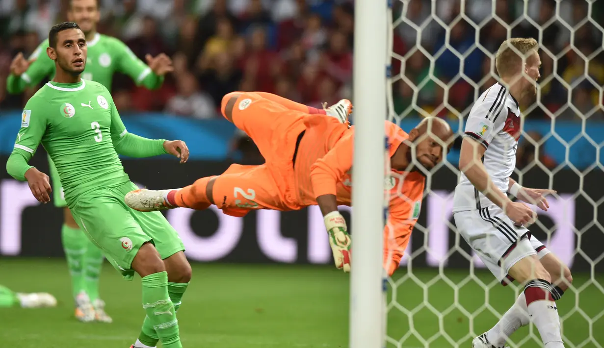 Aljazair pada Piala Dunia 2014. Benua Afrika total meloloskan 5 wakilnya pada Piala Dunia 2014. Tiga wakil Afrika rontok di fase grup, yaitu Kamerun, Ghana dan Pantai Gading dan menyisakan dua wakil, Aljazair dan Nigeria. Meski keduanya sama-sama tersisih di 16 besar, namun Aljazair berhak mendapat predikat wakil Afrika terbaik karena memiliki catatan selisih gol yang lebih baik dibanding Nigeria pada fase grup. Di babak 16 besar pun Aljazair hanya kalah tipis 1-2 dari Jerman melalui perpanjangan waktu, sementara Nigeria kalah 0-2 dari Prancis di waktu normal. (AFP/Kirill Kudryavtsev)