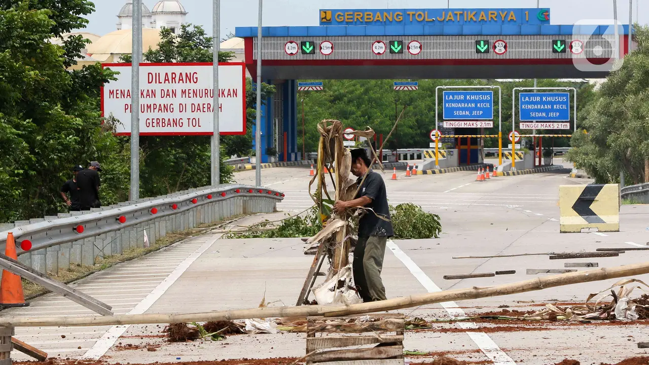 Tuntut Penyelesaian Pembayaran, Warga Blokir Tol Jatikarya dengan Pohon dan Bakar Ban