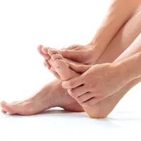 Lindungi tumit dengan cairan khusus jika sudah terlanjur pecah-pecah. (foto: fabrikasimf/freepik)