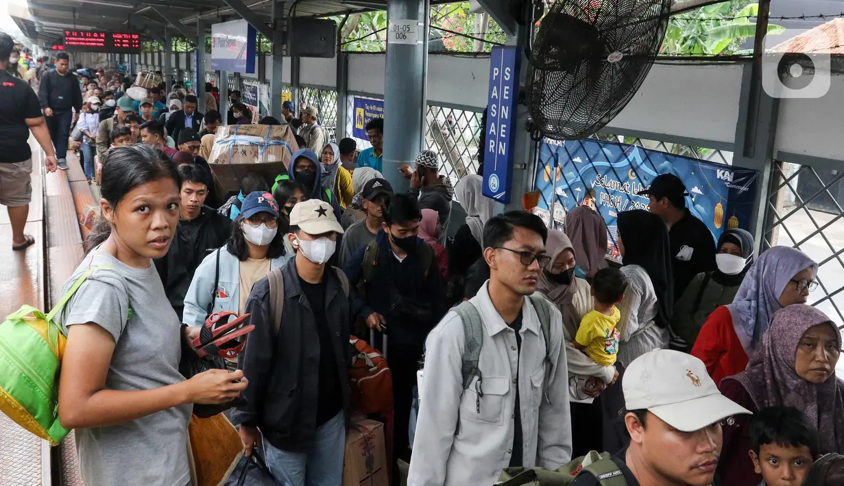 PT Kereta Api Indonesia (Persero) Daerah Operasi (Daop) 1 Jakarta mencatat lonjakan penumpang yang menandai arus balik Lebaran 2025 dimulai sejak 2 April 2025 lalu. (Liputan6.com/Herman Zakharia)