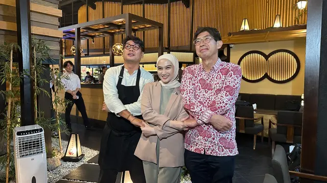 Chef Shimada Naoyuki (kiri), Melody Laksani  (tengah) dan Duta Besar Jepang untuk ASEAN Kiya Masahiko (kanan) dalam acara promosi kuliner di Jakarta, Selasa (21/1/2025). (Liputan6.com/Benedikta Miranti)