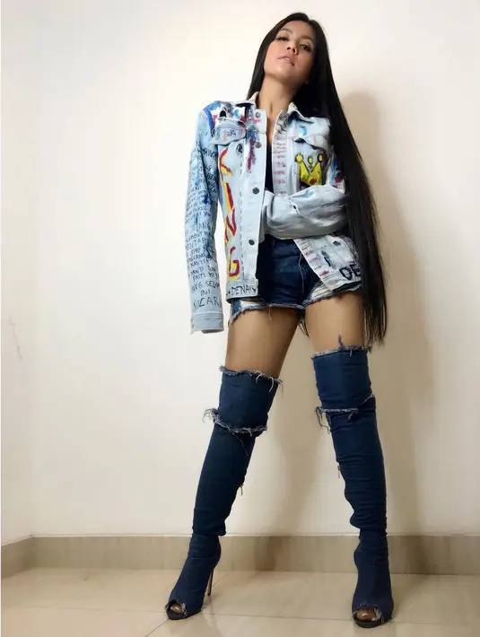 Tampilan terbaru, rambut Denada menjadi sangat panjang dan lurus. Kali ini ia memakai outfit serba denim, mulai dari hotpants, jaket dan long bootsnya. Lain dari yang lain kan? (Instagram/denadaIndonesia)