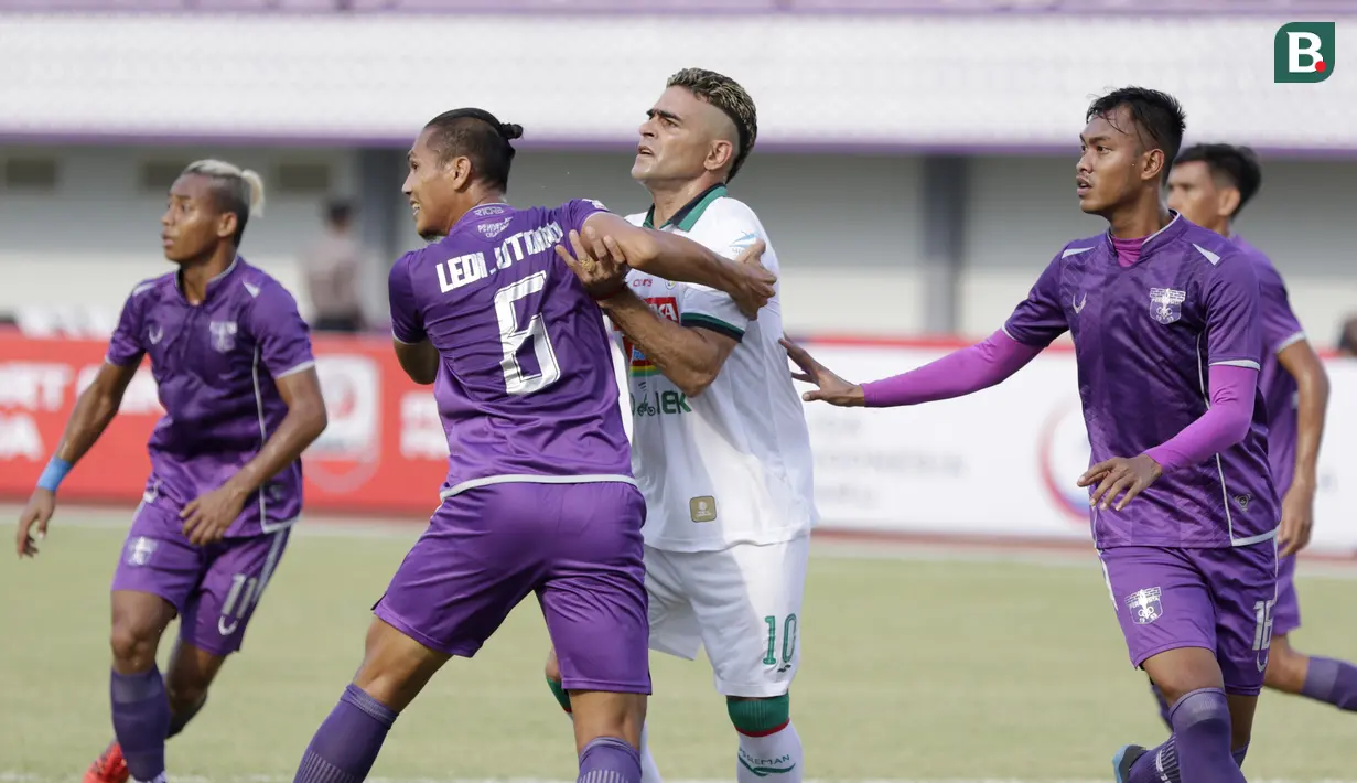 Striker PSS Sleman, Cristian Gonzales, dijaga ketat pemain Persita Tangerang pada laga Liga 2 di Stadion Benteng Taruna, Tangerang, Jumat (26/10/2018). Kedua tim bermain imbang 1-1. (Bola.com/M Iqbal Ichsan)