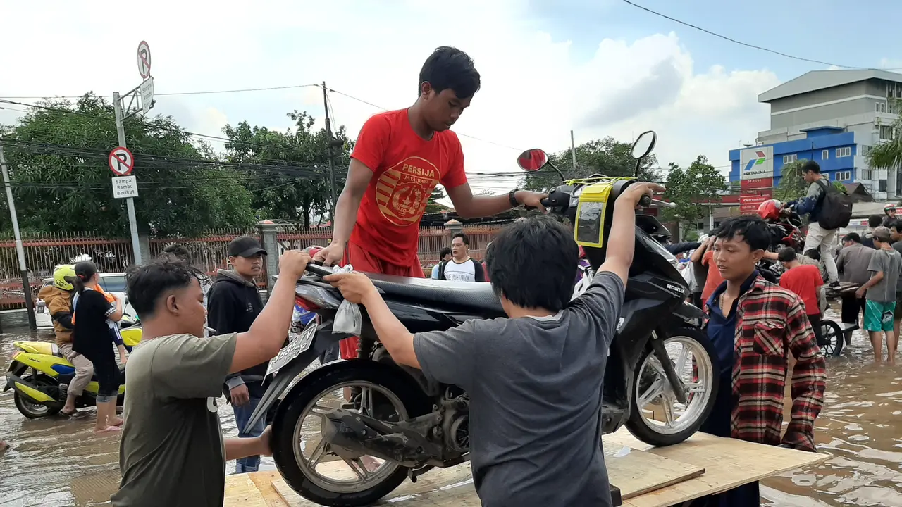Ojek Gerobak di Tengah Banjir Jakarta