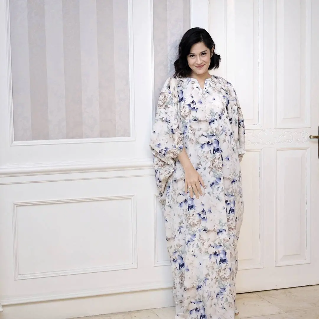 Selebriti ini makin cantik dalam balutan kaftan. (sumber foto: @therealdisastr/instagram)