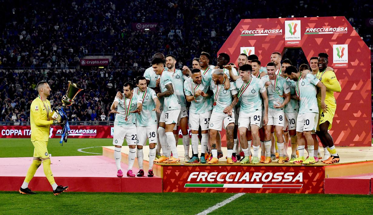 Kiper Inter Milan, Samir Handanovic, membawa tofi ke podium setelah memenangkan final Coppa Italia melawan Fiorentina di Stadion Olimpico, Kamis (25/5/2023). Inter Milan keluar sebagai juara. (AFP/IsabellaBonotto)