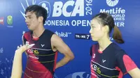 Pasangan Korea, Ko Sung-hyun/Kim Ha-na, mengomentari soal tersingkirnya Tontowi Ahmad/Liliyana Natsir pada babak kedua Indonesia Open Super Series Premier 2016. (Bola.com / Muhammad Wirawan Kusuma)