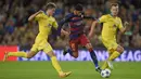 Penyerang Barcelona, Neymar berusaha lepas dari hadangan pemain Bate Borisov pada laga Liga Champions di Stadion Camp Nou, Spanyol, Rabu (4/11/2015). (AFP Photo/Lluis Gene)