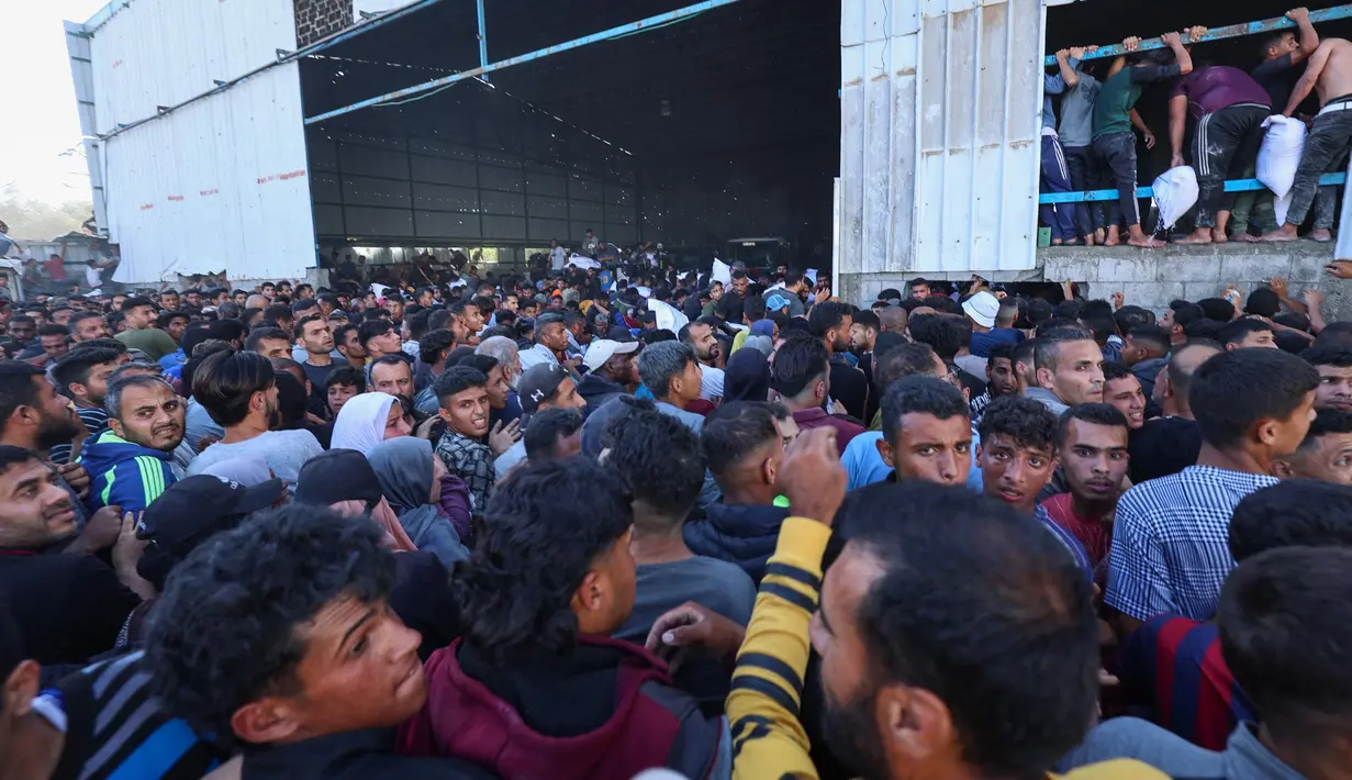 Dilaporkan, setidaknya ada empat orang tewas dan 47 lainnya terluka ketika ribuan warga Palestina menyerbu sebuah gudang milik Perserikatan Bangsa-Bangsa (PBB) di Gaza. (Eyad BABA/AFP)