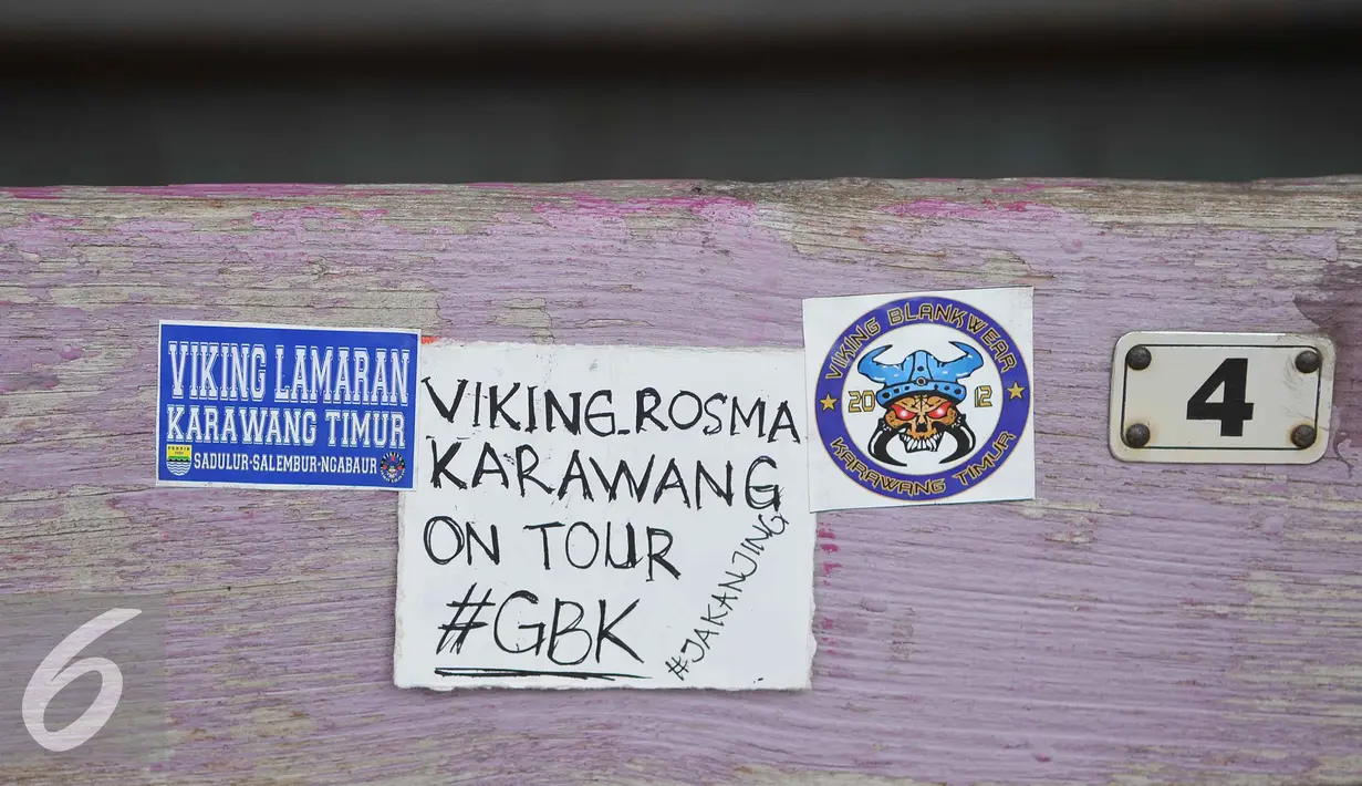 Vandalisme tertuang di bangku penonton usai pertandingan final piala presiden di Stadion GBK, Jakarta (19/10/15). Pertandingan final tersebut dimenangkan oleh Persib Bandung 2-0. (Liputan6.com/Gempur M Surya).
