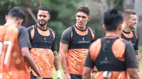 Para pemain asing Persija Jakarta tampak serius mendengarkan instruksi dari pelatih pada sesi latihan di Persija Training Ground, Depok, pada Senin (2/2/2026) sore WIB sebagai persiapan untuk melawan Arema FC. (Bola.com/Nur Iman Ali)