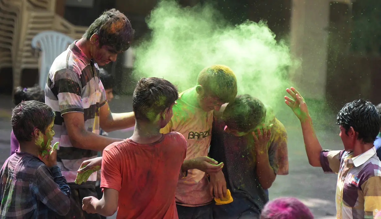 Murid-murid India yang tunanetra dari The Devnar School for the Blind merayakan festival Holi di Hyderabad (21/3). Holi, festival musim semi hindu di India pada akhir musim dingin pada bulan purnama pertama kalender lunar. (AFP Photo/Noah Seelam)
