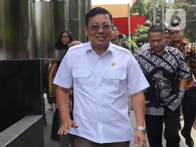 Kepala Badan Pangan Nasional (Bapanas) Arief Prasetyo Adi berjalan meninggalkan Gedung Merah Putih Komisi Pemberantasan Korupsi (KPK) Jakarta, Jumat (2/2/2024). (Liputan6.com/Herman Zakharia)