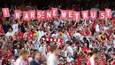 Suporter Arsenal memberikan dukungan untuk pelatih Arsene Wenger saat melawan Stoke City di Stadion Emirates, London, Minggu (24/5/2009). (AFP/Chris Ratcliffe)