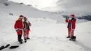 Dua orang pria mengenakan kostum Santa Claus berfoto bersama di resor ski Verbier, Pegunungan Alpen Swiss (2/12). Sekitar ada lebih dari 2.000 orang mengenakan kostum Santa Claus yang ikut memeriahkan acara. (AFP Photo/Fabrice Coffrini)