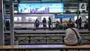Penumpang menunggu kedatangan KRL di Stasiun Manggarai, Jakarta, Selasa (12/1/2021). Selama PSBB di DKI mulai 11-25 Januari, PT Kereta Commuter Indonesia (KCI) memangkas jadwal operasional KRL menjadi pukul 04.00 WIB hingga 22.00 WIB guna menekan penularan Covid-19. (merdeka.com/Iqbal Nugroho)