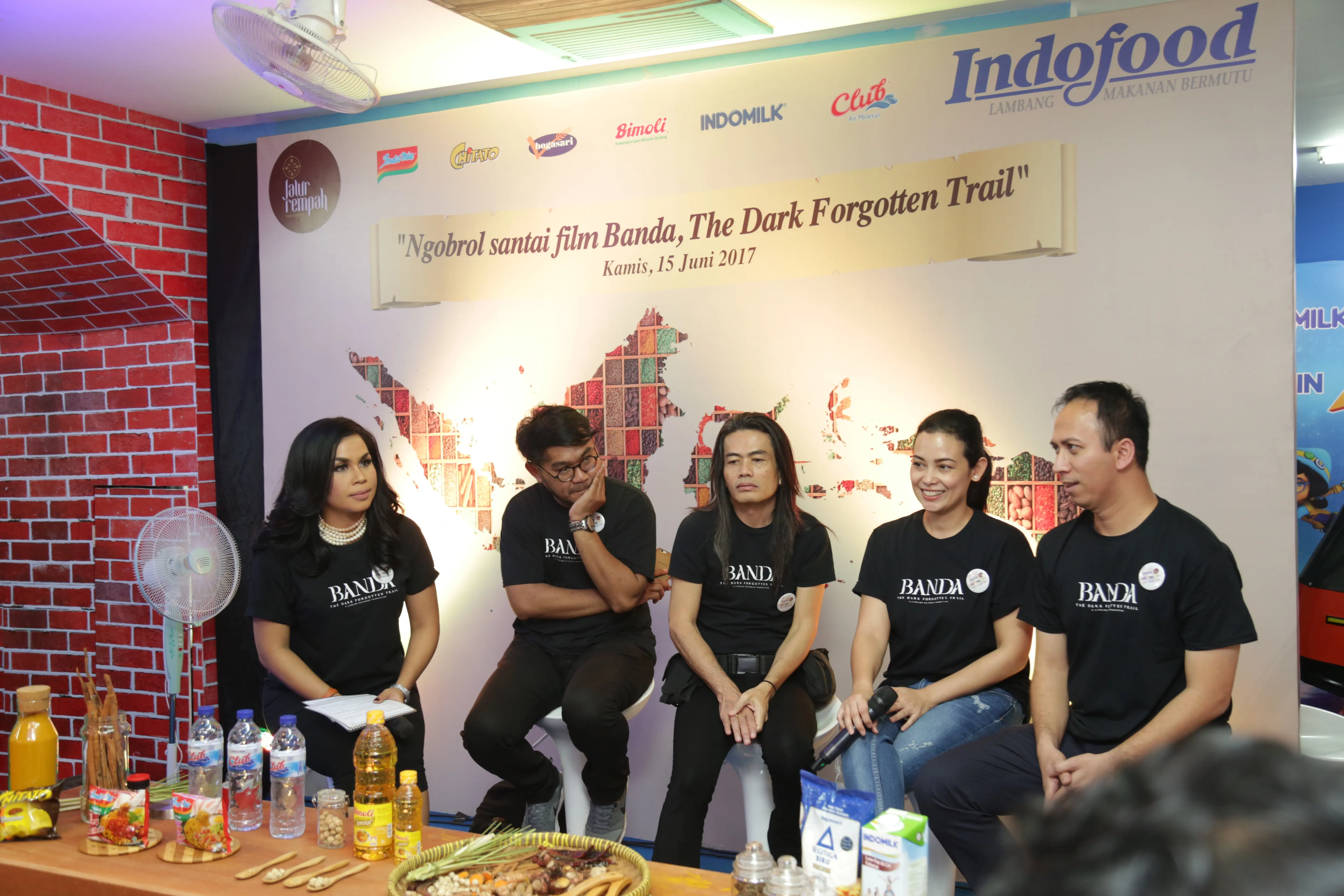 Para pembicara dalam acara Ngobrol Santai Film Jalur Rempah 'Banda, The Dark Forgotten Trail' di Rumah Indofood, Jakarta Fair Kemayoran (JFK), Kamis (15/6/2017). (Bintang.com/Daniel Kampua)