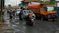 Jalan di Pondok Ungu, Medansatria tergenang banjir (Liputan6.com/Bam Sinulingga)