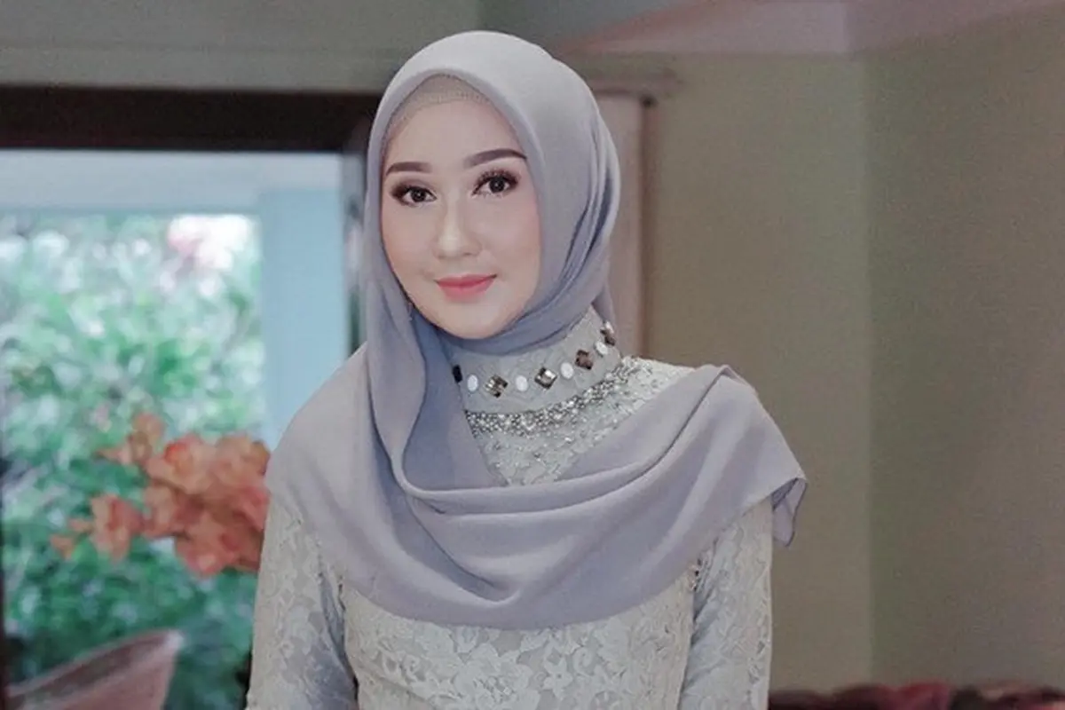 7 Inspirasi Gaya Hijab Saat Lebaran Ala Dian Pelangi, Tetap Stylish