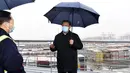 Presiden China Xi Jinping saat mengunjungi kawasan pelabuhan Chuanshan di Pelabuhan Ningbo-Zhoushan, Provinsi Zhejiang, China, Minggu (29/3/2020). Xi Jinping melakukan inspeksi terhadap proses dimulainya kembali kegiatan kerja dan produksi di Zhejiang. (Yan Yan/Xinhua via AP)