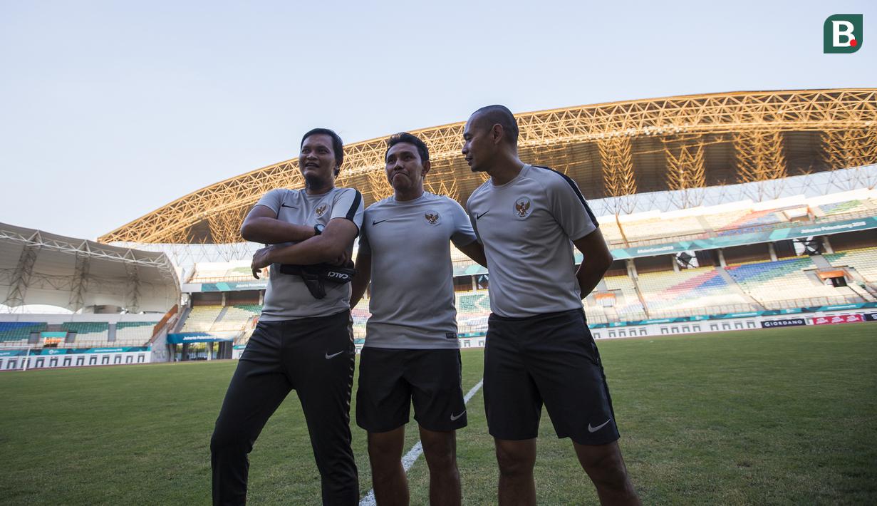 Pelatih Timnas Indonesia, Bima Sakti, bersama Kurnia Sandy dan Kurniawan Dwi Yulianto usai latihan di Stadion Wibawa Mukti, Jawa Barat, Senin (10/9/2018). Latihan ini persiapan jelang laga uji coba melawan Mauritius. (Bola.com/Vitalis Trisna)