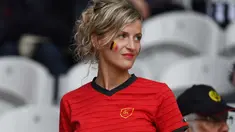 Kesedihan terpancar di wajah Fans cantik Belgia  ini saat timnya kalah dari Wales 1-3 pada perempat final Piala Eropa 2016 di Stade Pierre-Mauroy, Lille, Prancis, Sabtu (2/7/2016) dini hari WIB. (AFP/ Paul Ellis)