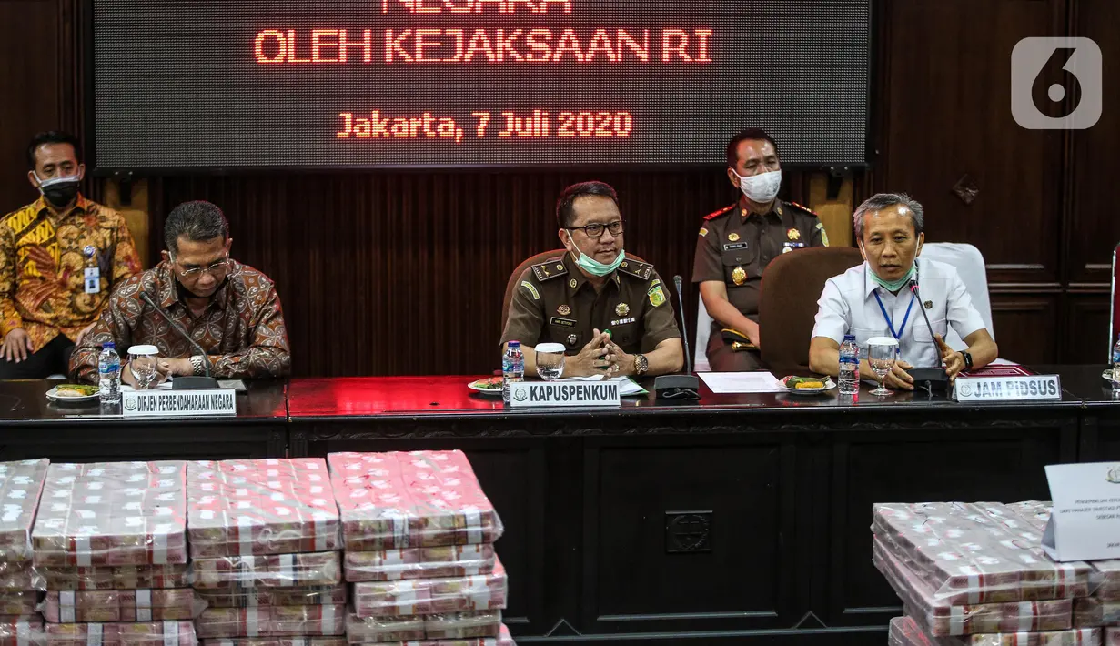 Jaksa Agung Muda Tindak Pidana Khusus Ali Mukartono (kanan) menyampaikan keterangan saat rilis eksekusi barang bukti Honggo Wendratno di Kejaksaan Agung RI, Jakarta, Selasa (7/7/2020). Kejaksaan Agung menyita barang bukti uang Honggo Wendratno sebesar Rp 97 miliar. (Liputan6.com/Faizal Fanani)