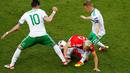 Pergerakan pemain Wales, Aaron Ramsey, dihadang dua pemain Irlandia Utara pada laga 16 besar Piala Eropa 2016 di Parc des Princes, Paris, Sabtu (25/6/2016) malam WIB. (Reuters/Christian Hartmann)