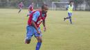 Nominasi pemain terbaik, Nur Iskandar, mengejar bola saat latihan jelang laga final Piala Jenderal Sudirman melawan Mitra Kukar di Lapangan Sutasom, Jakarta, Jumat (22/1/2016). (Bola.com/Vitalis Yogi Trisna)