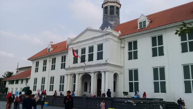 Nuansa kota tempo dulu masih kental di kawasan yang berada di Jakarta Barat ini. Gedung-gedung berarsitektur Belanda kokoh berdiri di setiap sudutnya. (Foto: Liputan6/Maria Flora)