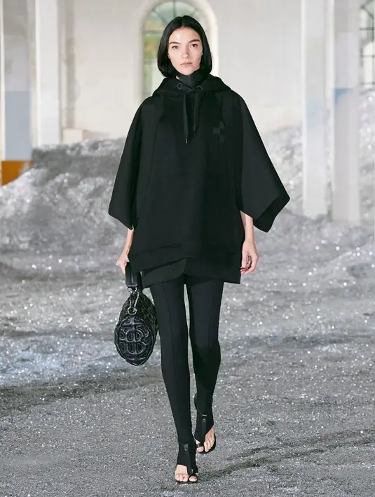 Di koleksi tas, ada Rhombi, tas bahu berbentuk elips baru yang terinspirasi dari motif lengkung yang abstrak. Tas ini dihadirkan dalam bahan kulit yang halus dan pilihan warna cokelat kekuningan, serta hitam yang lembut. Foto: Document/Burberry.