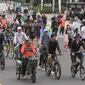 Warga saat berolahraga saat Hari Bebas Kendaraan Bermotor (HBKB) di kawasan Jalan Jenderal Sudirman, Jakarta, Minggu (21/4/2024). (Liputan6.com/Herman Zakharia)