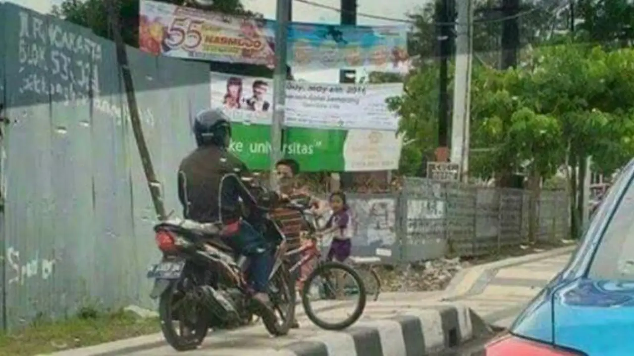 Kisah Daffa, Bocah Pemberanni Penjaga Trotoar 