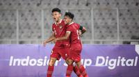 Dua pemain Timnas Indonesia U-20 ketika melawan Timnas Fiji U-20, Ginanjar Wahyu dan Arkhan Fikri. (Bola.com/Bagaskara Lazuardi).