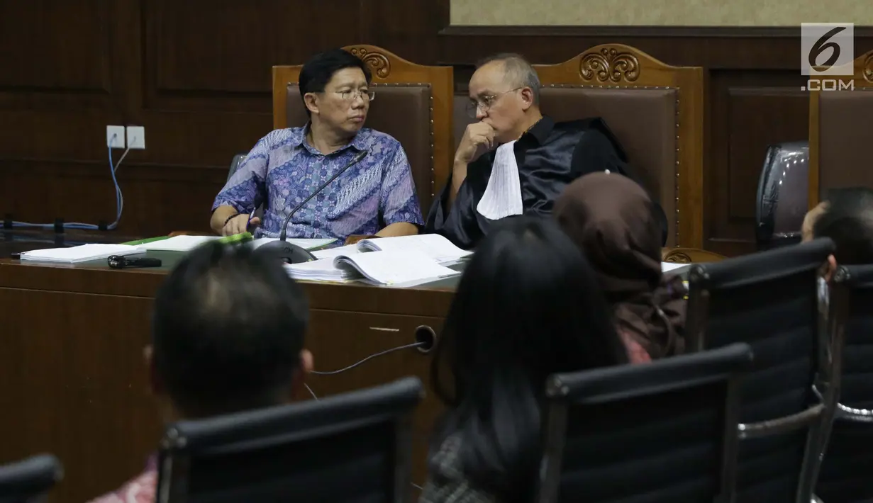 Terdakwa kasus dugaan suap kepada Direktur PT Krakatau Steel Wisnu Kuncoro, Kenneth Sutardja (kiri) berbincang dengan kuasa hukumnya saat sidang lanjutan di Pengadilan Tipikor, Jakarta, Senin (1/7/2019). Sidang beragendakan mendengar keterangan saksi-saksi. (Liputan6.com/Helmi Fithriansyah)