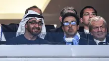 Presiden Uni Emirat Arab, Sheikh Mohamed bin Zayed al-Nahyan kiri) dan pemilik  Manchester City, Sheikh Mansour bin Zayed al-Nahyan (dua dari kiri), menonton pertandingan final Liga Champions antara Inter Milan kontra Manchester City di Ataturk Olympic Stadium, Istanbul, pada 10 Juni, 2023. (Franck Fife/ AFP)