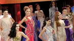 Para kontestan tampil seksi dengan gaun malam andalannya pada malam puncak Miss Venezuela 2016 di Caracas, Venezuela (5/10). Mereka bersaing memperebutkan mahkota yang akan diberikan langsung oleh Miss Venezuela 2015, Mariam Habach. (REUTERS/Marco Bello)