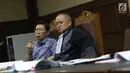 Terdakwa kasus dugaan suap kepada Direktur PT Krakatau Steel Wisnu Kuncoro, Kenneth Sutardja (kiri) bersama kuasa hukumnya saat sidang lanjutan di Pengadilan Tipikor, Jakarta, Senin (1/7/2019). Sidang beragendakan mendengar keterangan saksi-saksi. (Liputan6.com/Helmi Fithriansyah)