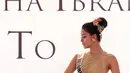 Selain itu, Bunga Jelitha juga mengenakan gaun malam karya desainer Ivan Gunawan yang bertemakan Bunga Cino. Gaun tersebut terbuat dari bahan dasar songket Palembang dan bermotif bunga cino. (Deki Prayoga/Bintang.com)