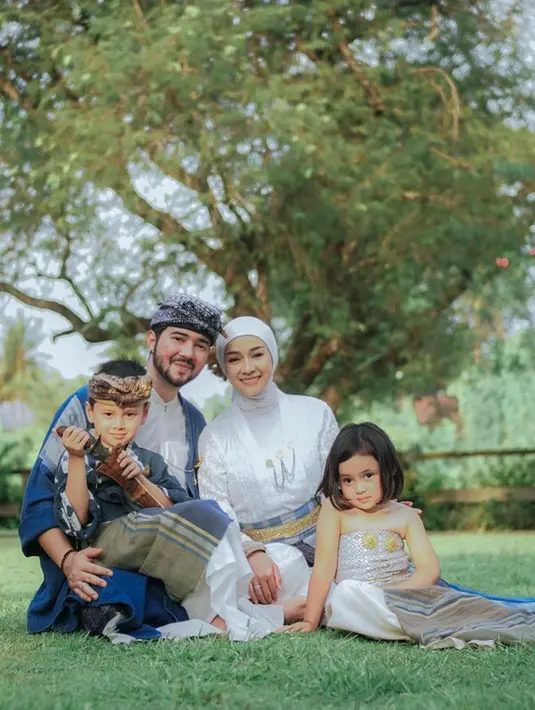 Tak hanya berdua, Aryani Fitriana dan Donny Michael juga mengajak kedua anaknya untuk lakukan pemotretan bersama. Mereka pun berhasil curi perhatian dan menggemaskan saat berpose di depan kamera. (Liputan6.com/IG/@aryanifitriana24)