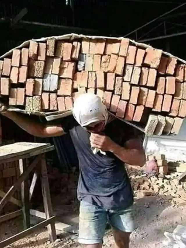 6 Aksi Kuli Bangunan Kerja Bak Latihan Nge-Gym, Pantas Saja Perutnya Six Pack